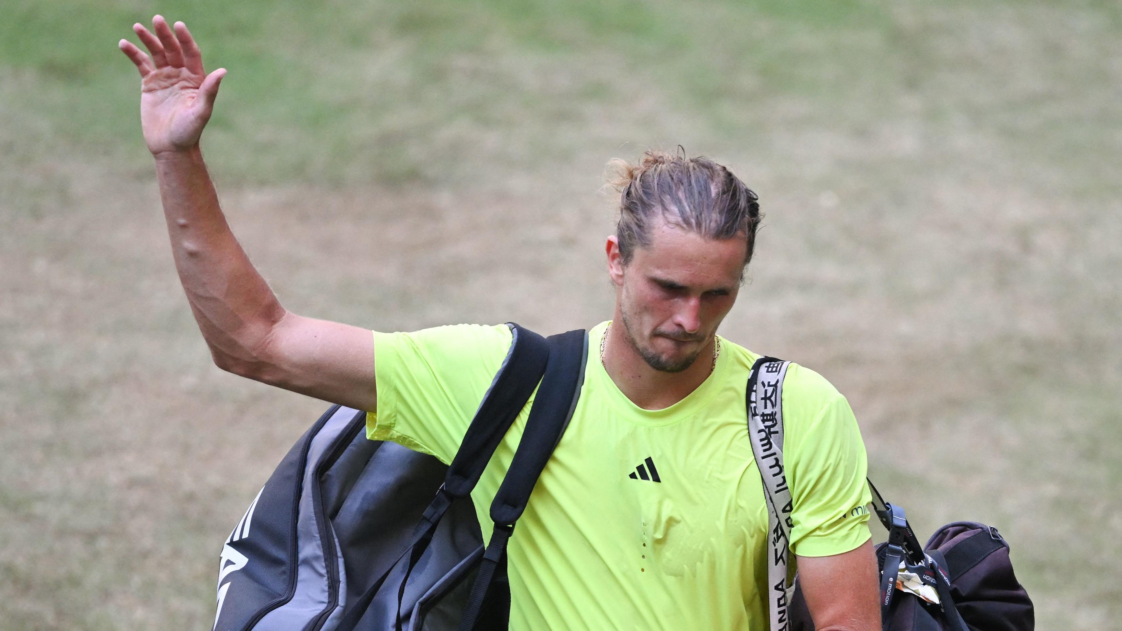 Alexander Zverev winkt nach seiner Niederlage gegen Daniil Medwedew ins Publikum.