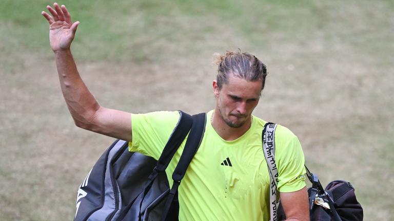 Alexander Zverev winkt nach seiner Niederlage gegen Daniil Medwedew ins Publikum.