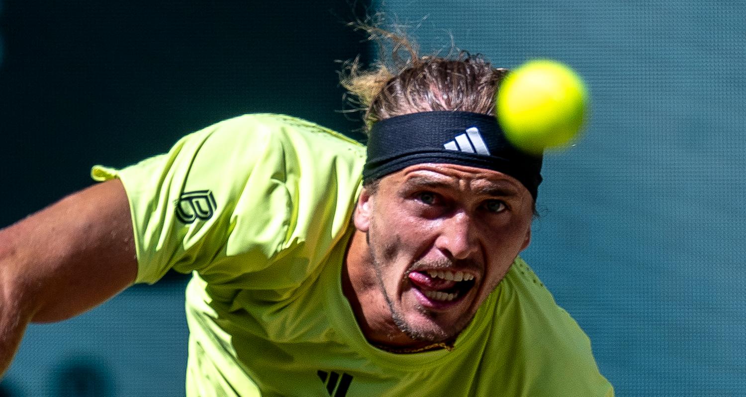 Alexander Zverev schlägt auf.