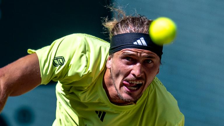 Alexander Zverev schlägt auf.