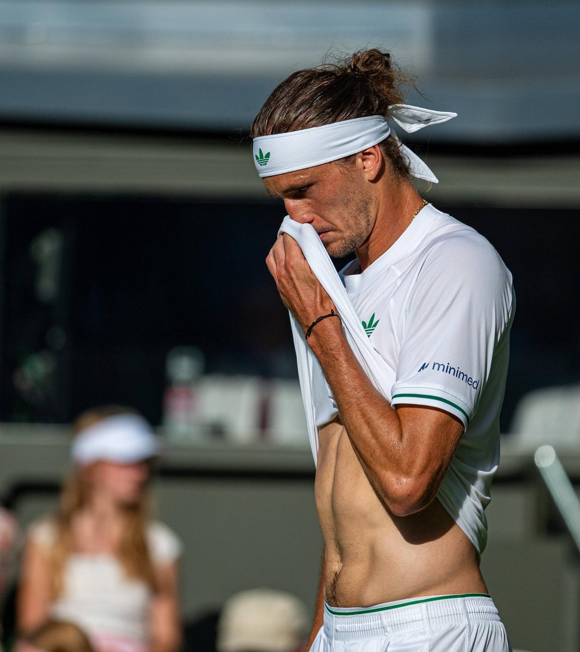Wimbledon: Alexander Zverev wischt sich mit seinem Hemd das Gesicht ab.