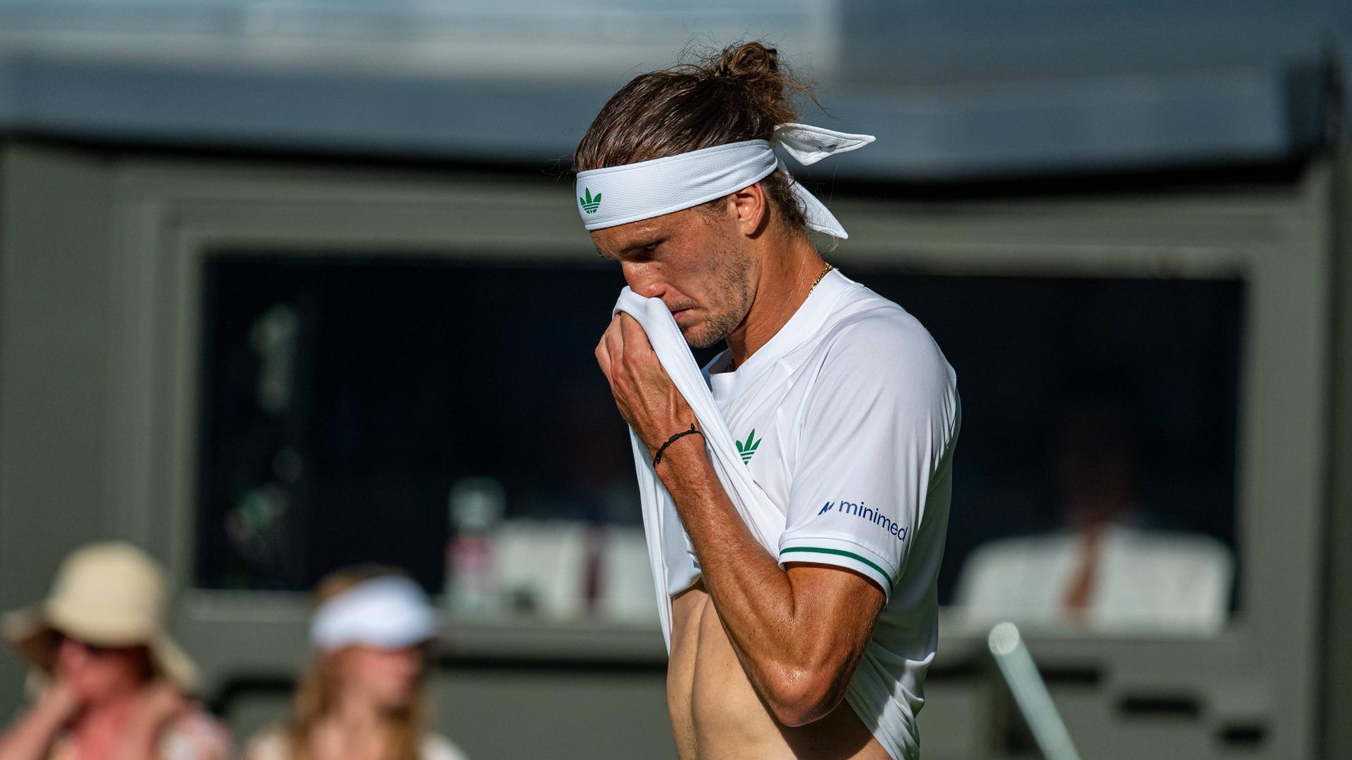 Wimbledon: Alexander Zverev wischt sich mit seinem Hemd das Gesicht ab.