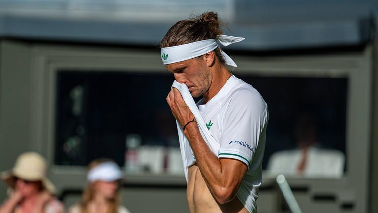 Wimbledon: Alexander Zverev wischt sich mit seinem Hemd das Gesicht ab.