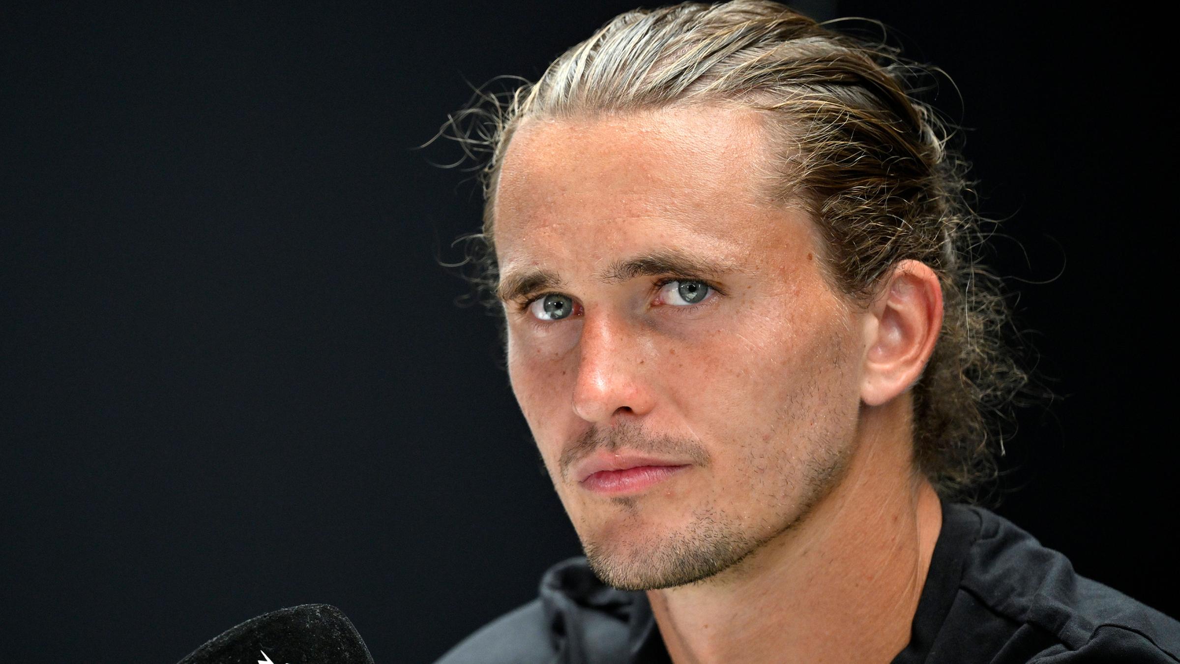 Tennisprofi Alexander Zverev bei einer Pressekonferenz. (Archiv)