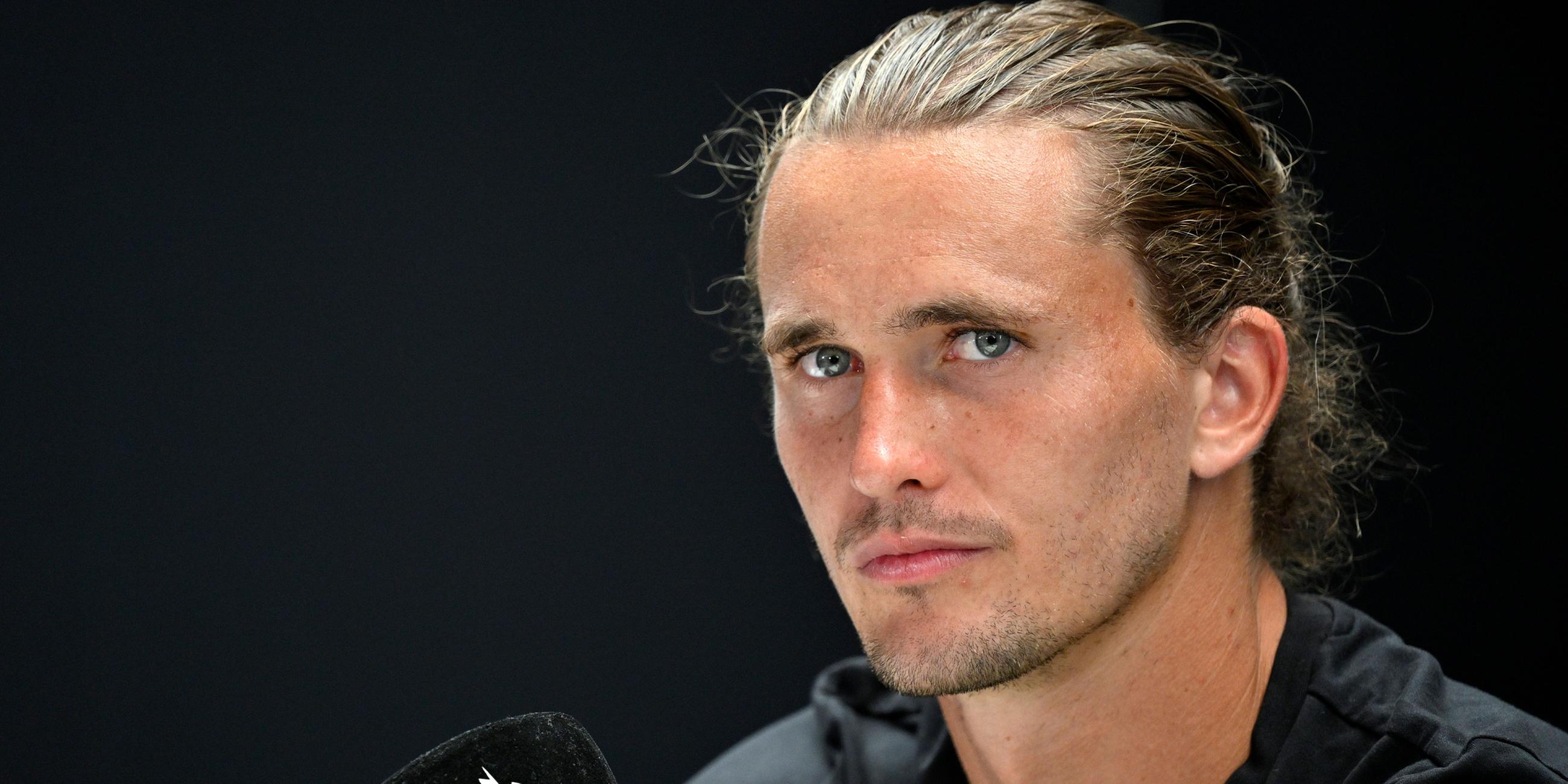 Tennisprofi Alexander Zverev bei einer Pressekonferenz. (Archiv)