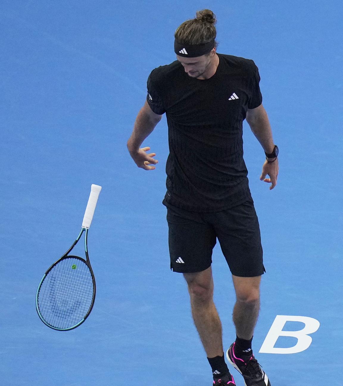 Beim Tennisspiel der China Open in beijing wird Alexander Zverev gegen nach einem Punktverlust seinen Schläger auf den Platz. 