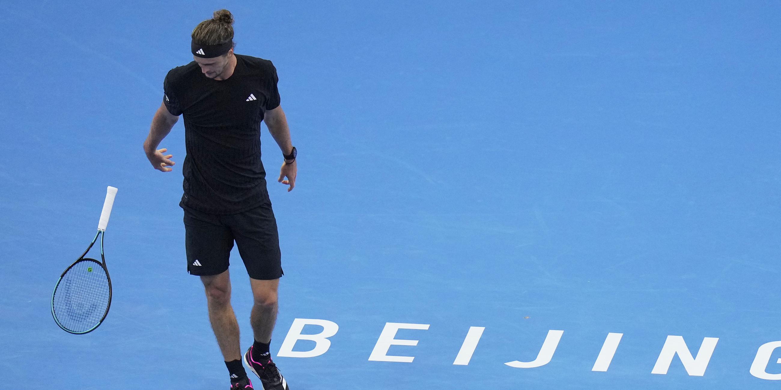 Beim Tennisspiel der China Open in beijing wird Alexander Zverev gegen nach einem Punktverlust seinen Schläger auf den Platz. 