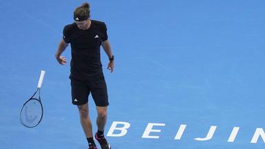 Beim Tennisspiel der China Open in beijing wird Alexander Zverev gegen nach einem Punktverlust seinen Schläger auf den Platz. 
