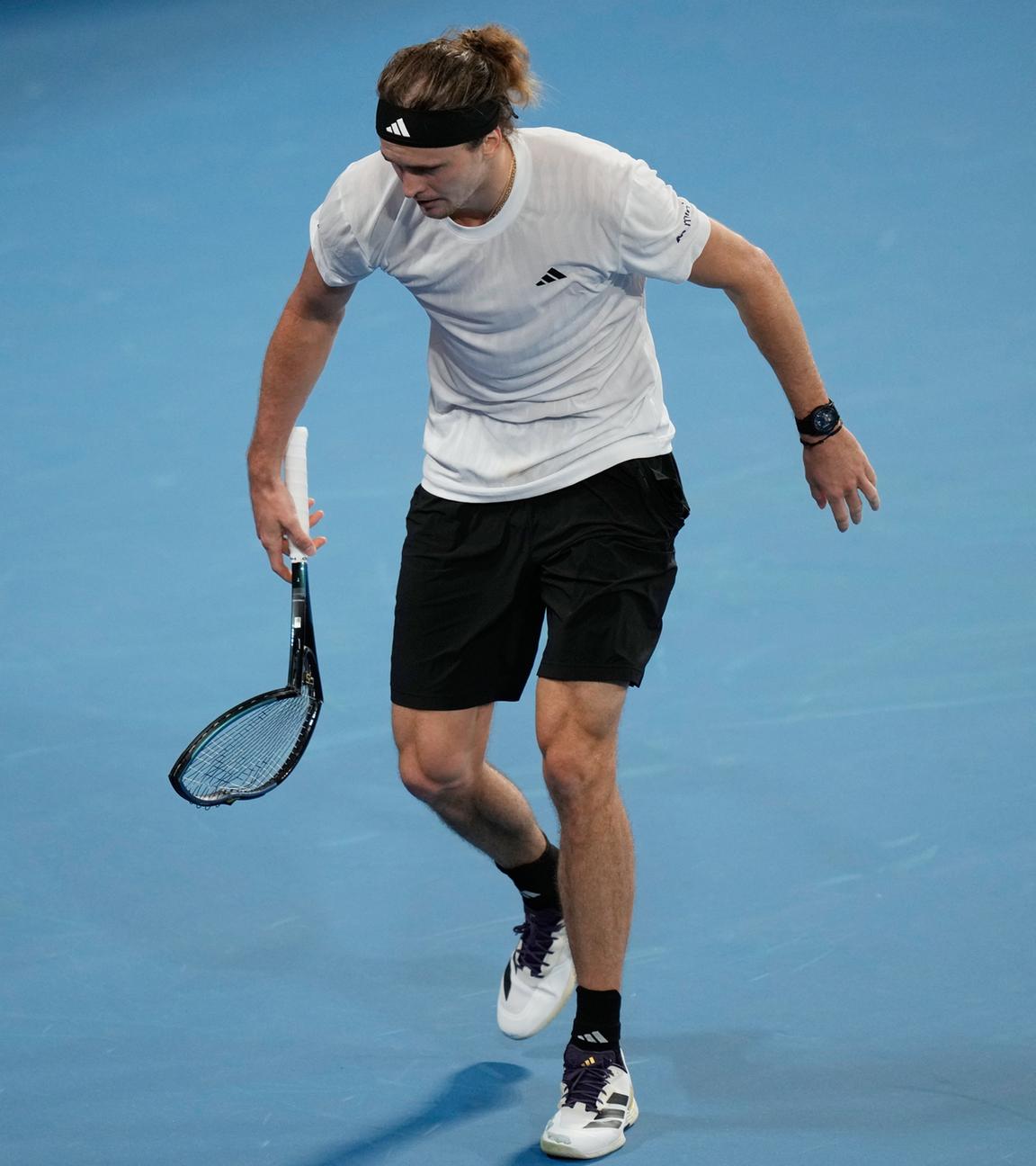Alexander Zverev aus Deutschland trägt seinen zerbrochenen Schläger, den er während seines Einzelspiels gegen Hubert Hurkacz aus Polen beim United Cup-Tennisturnier in Sydney am 05.01.2026, zerschlagen hat.