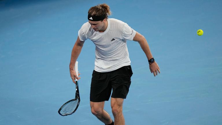Alexander Zverev aus Deutschland trägt seinen zerbrochenen Schläger, den er während seines Einzelspiels gegen Hubert Hurkacz aus Polen beim United Cup-Tennisturnier in Sydney am 05.01.2026, zerschlagen hat.
