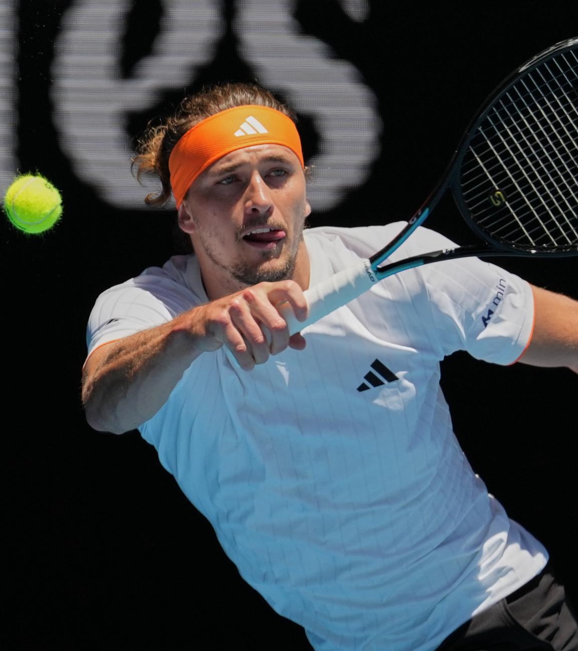 Alexander Zverev spielt einen Vorhand-Return bei den Australian Open in Melbourne am Sonntag dem 18. Januar 2026.