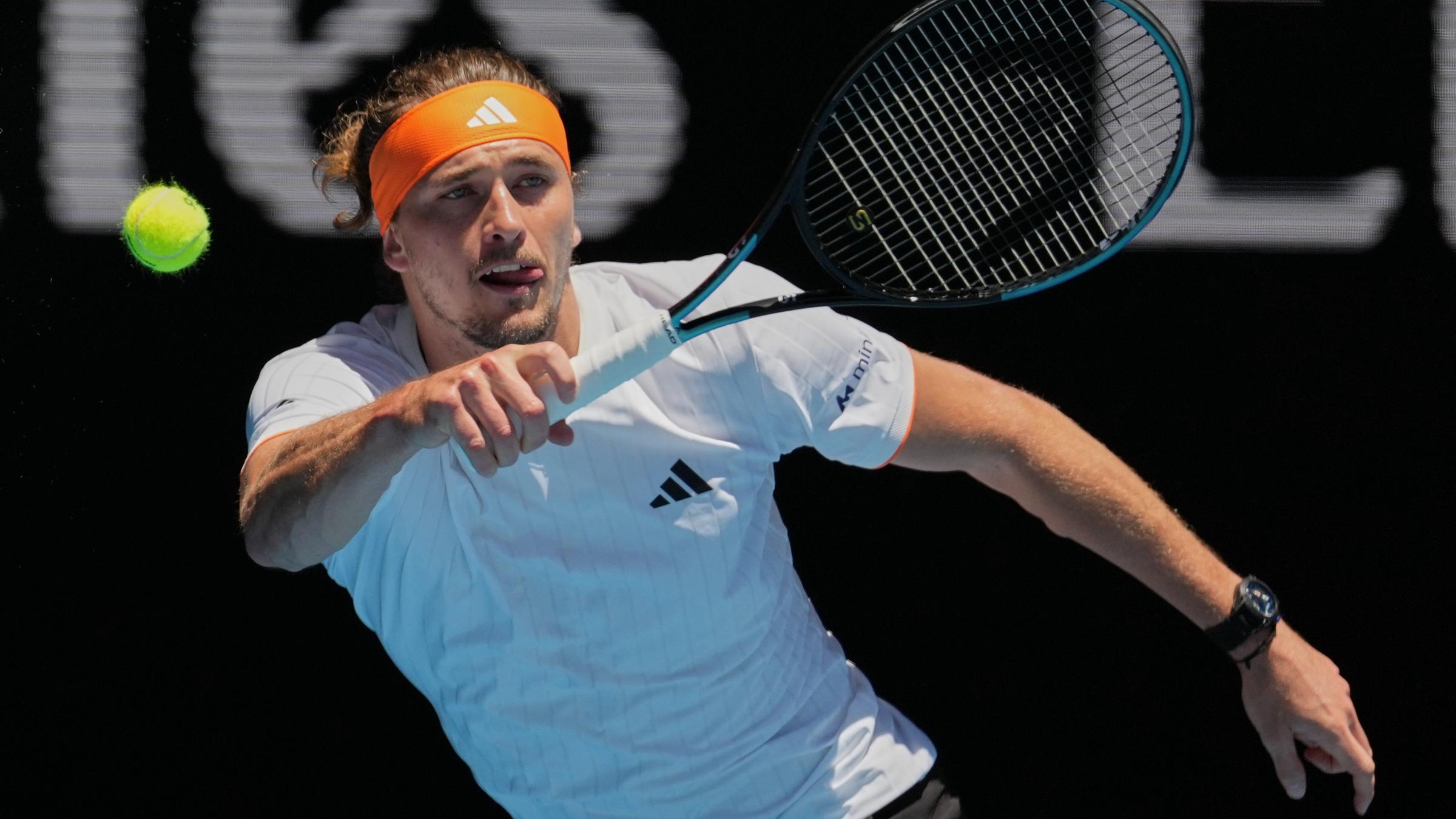 Alexander Zverev spielt einen Vorhand-Return bei den Australian Open in Melbourne am Sonntag dem 18. Januar 2026.
