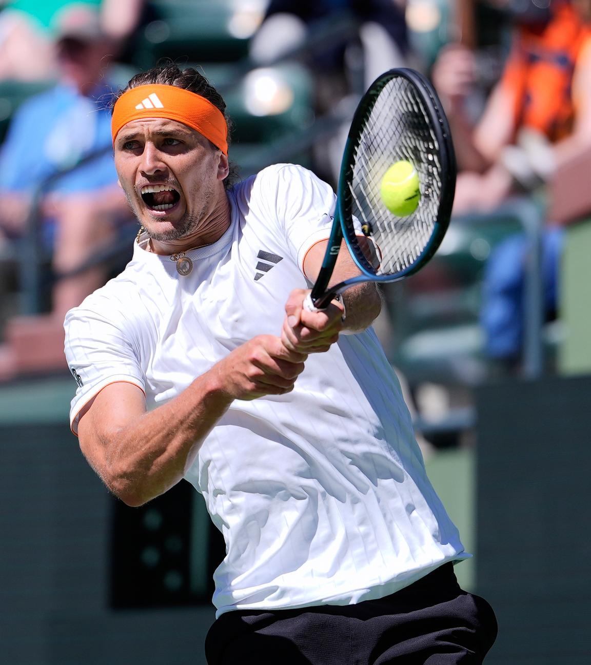 Alexander Zverev retourniert einen Schlag im Viertelfinale am 12.03.2026 in Indian Wells, USA. 