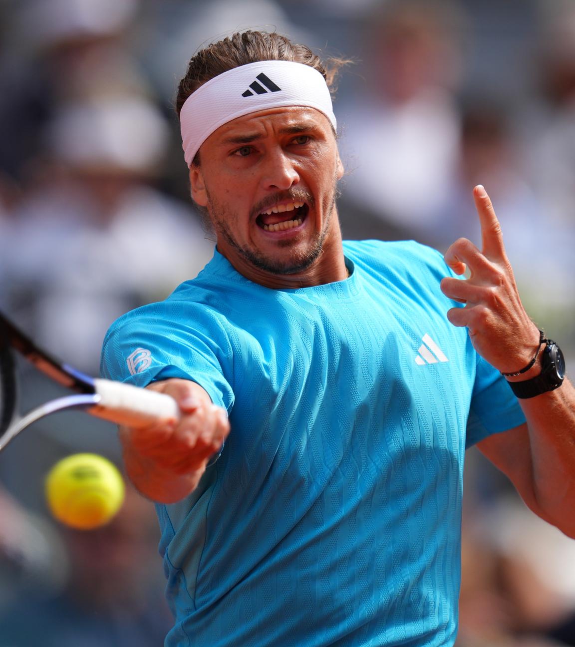 Der deutsche Tennisspieler Alexander Zverev schlägt den Ball im Finalspiel des ATP-Masters gegen Jannik Sinner
