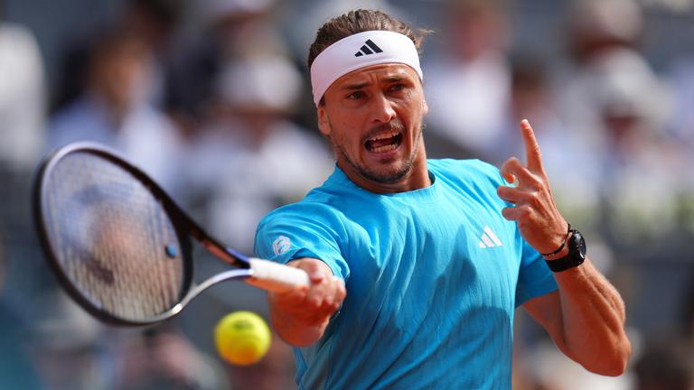 Der deutsche Tennisspieler Alexander Zverev schlägt den Ball im Finalspiel des ATP-Masters gegen Jannik Sinner