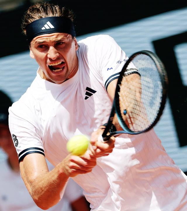 Der deutsche Tennisspieler Alexander Zverev schlägt den Ball in der Partie gegen Roland Garros bei den French Open 2026 zurück