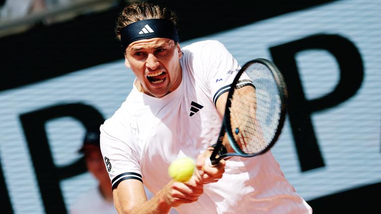 Der deutsche Tennisspieler Alexander Zverev schlägt den Ball in der Partie gegen Roland Garros bei den French Open 2026 zurück