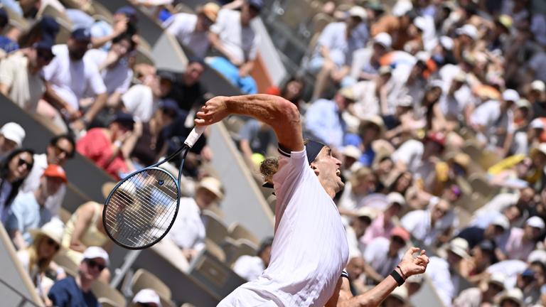 Der deutsche Tennisspieler Alexander Zverev beginnt die Runde mit einem Aufschlag