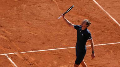 Der Deutsche Alexander Zverev jubelt nach seinem Sieg gegen den Tschechen Jakub Mensik am Ende ihres Halbfinales im Herreneinzel am 13. Tag der French Open auf dem Court Philippe-Chatrier im Roland-Garros-Komplex in Paris am 05.06.2026. 