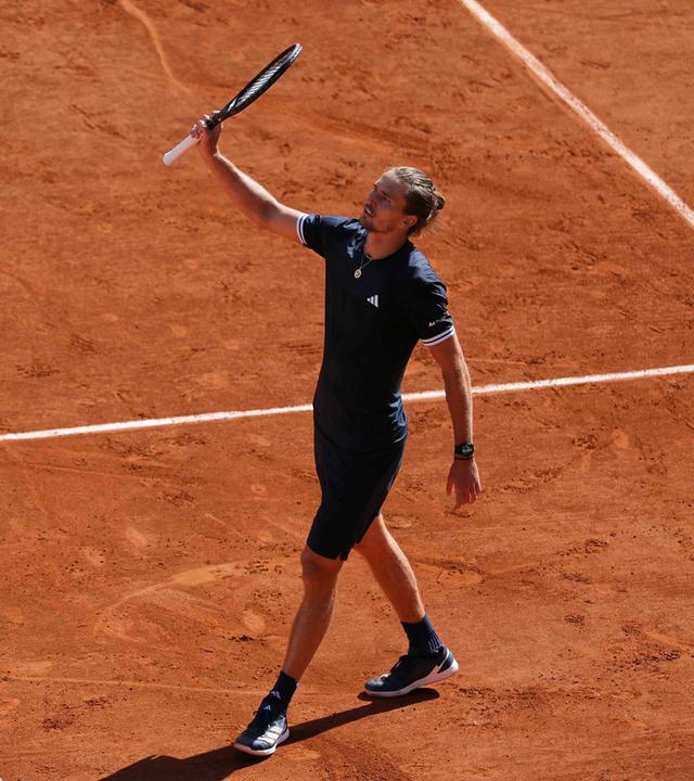 Der Deutsche Alexander Zverev jubelt nach seinem Sieg gegen den Tschechen Jakub Mensik am Ende ihres Halbfinales im Herreneinzel am 13. Tag der French Open auf dem Court Philippe-Chatrier im Roland-Garros-Komplex in Paris am 05.06.2026. 