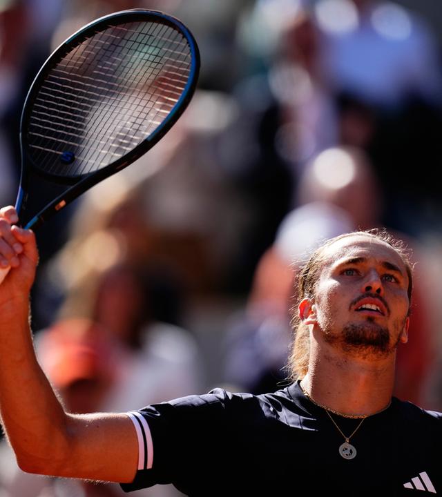 Der Deutsche Alexander Zverev jubelt nach seinem Sieg gegen den Tschechen Jakub Mensik am Ende ihres Halbfinales im Herreneinzel am 13. Tag der French Open auf dem Court Philippe-Chatrier im Roland-Garros-Komplex in Paris am 05.06.2026. 
