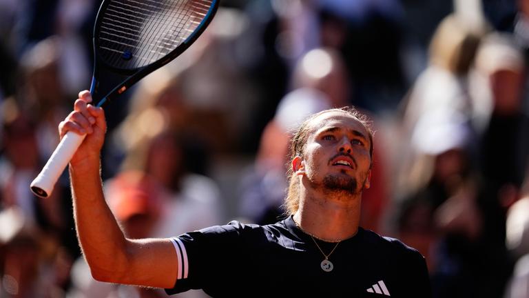 Der Deutsche Alexander Zverev jubelt nach seinem Sieg gegen den Tschechen Jakub Mensik am Ende ihres Halbfinales im Herreneinzel am 13. Tag der French Open auf dem Court Philippe-Chatrier im Roland-Garros-Komplex in Paris am 05.06.2026. 