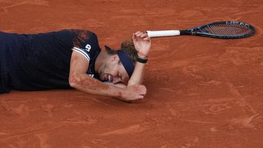 Alexander Zverev liegt nach dem Matchball auf dem Sand und weint vor Freude.