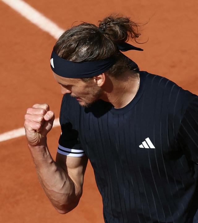 Alexander Zverev reagiert auf einen Punktgewinn gegen den Italiener Flavio Cobolli auf dem Court Philippe-Chatrier im Roland-Garros-Komplex in Paris am 7. Juni 2026. 
