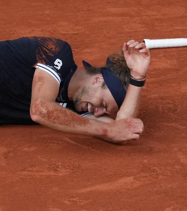 Alexander Zverev liegt nach dem Matchball auf dem Sand und weint vor Freude.