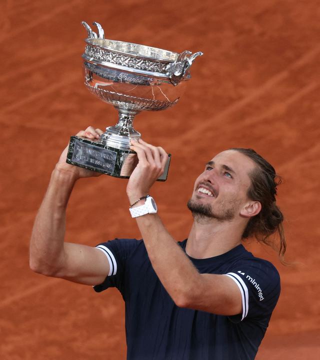 Alexander Zverev hält bei der Siegerehrung der French Open den Pokal in die Höhe