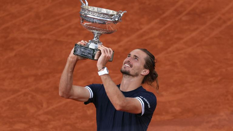 Alexander Zverev hält bei der Siegerehrung der French Open den Pokal in die Höhe