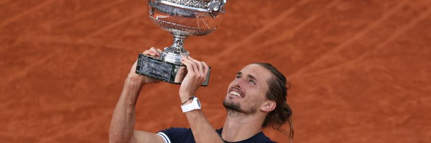 Alexander Zverev hält bei der Siegerehrung der French Open den Pokal in die Höhe