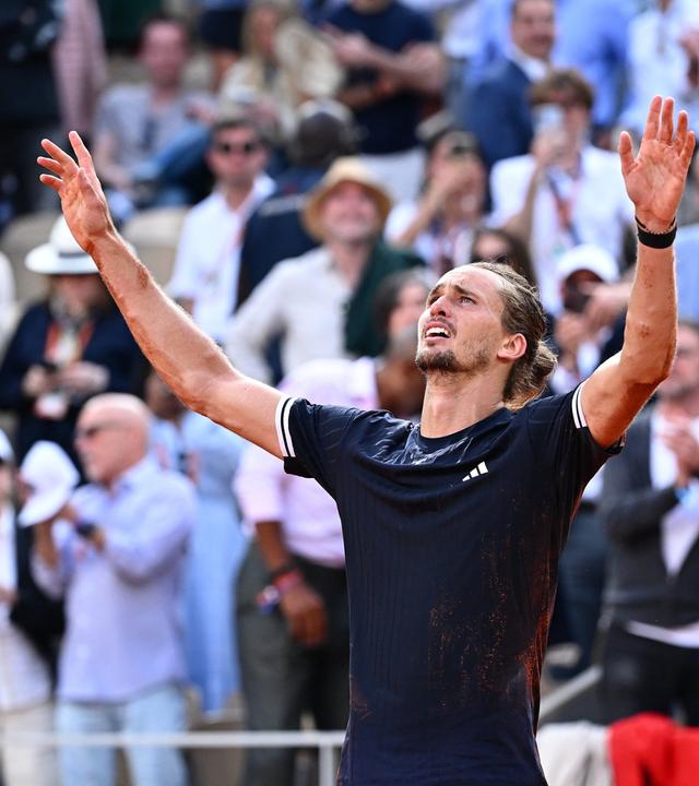 Alexander Zverev breitet nach dem Matchball die Arme aus und jubelt.
