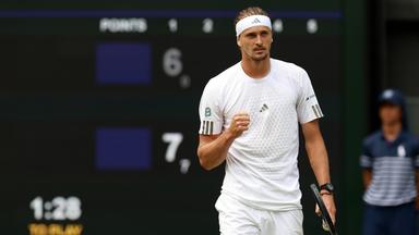 Tennisspieler Alexander Zverev feiert den Gewinn des ersten Satzes während seines Halbfinalspiels bei den Wimbledon-Tennismeisterschaften, am 10.07.2026 in London.