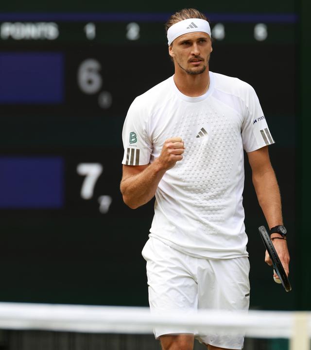 Tennisspieler Alexander Zverev feiert den Gewinn des ersten Satzes während seines Halbfinalspiels bei den Wimbledon-Tennismeisterschaften, am 10.07.2026 in London.