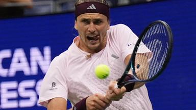 Alexander Zverev schlägt im fünften Satz einen Return. 