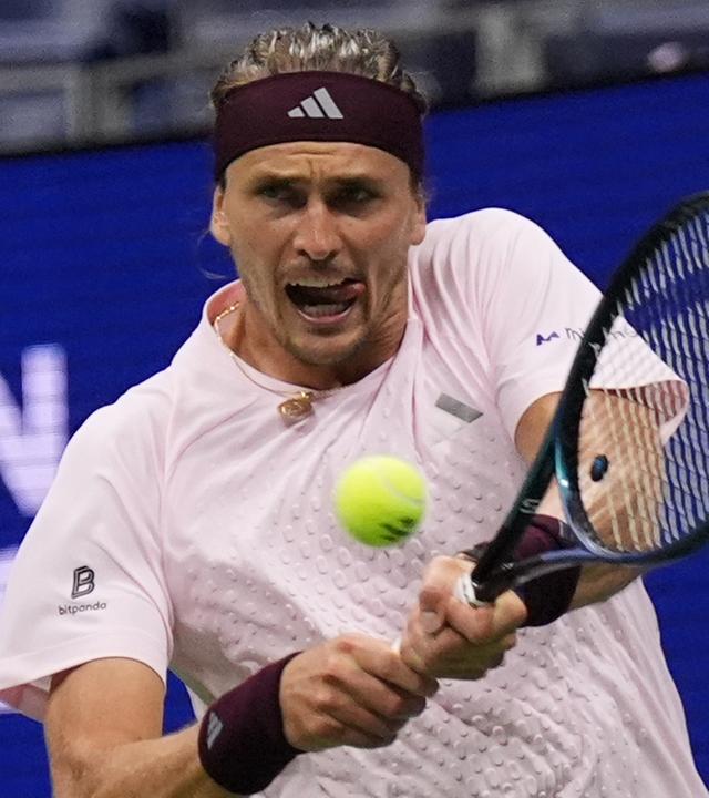 Alexander Zverev schlägt im fünften Satz einen Return. 