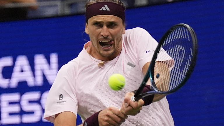 Alexander Zverev schlägt im fünften Satz einen Return. 