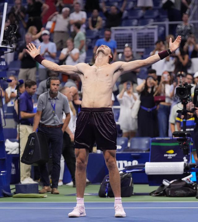 Alexander Zverev jubelt mit nacktem Oberkörper und breitet die Arme aus