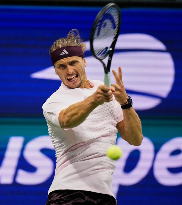 Der deutsche Tennisspieler Alexander Zverev beim Rückschlag in seinem dritten US-Open-Match