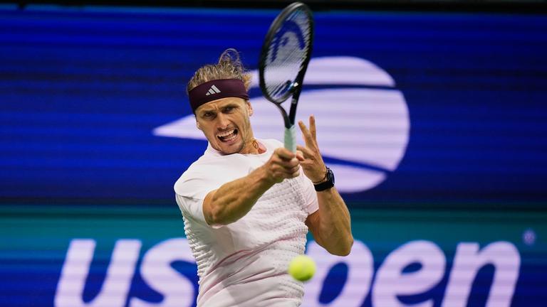 Der deutsche Tennisspieler Alexander Zverev beim Rückschlag in seinem dritten US-Open-Match