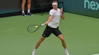 Der deutsche Tennisspieler Alexander Zverev schlägt den Ball beim Match gegen Kroatien im Davis Cup zurück