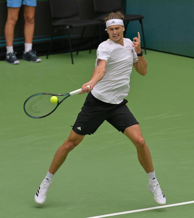 Der deutsche Tennisspieler Alexander Zverev schlägt den Ball beim Match gegen Kroatien im Davis Cup zurück