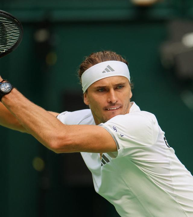 Alexander Zverev (Deutschland) schlägt. 
