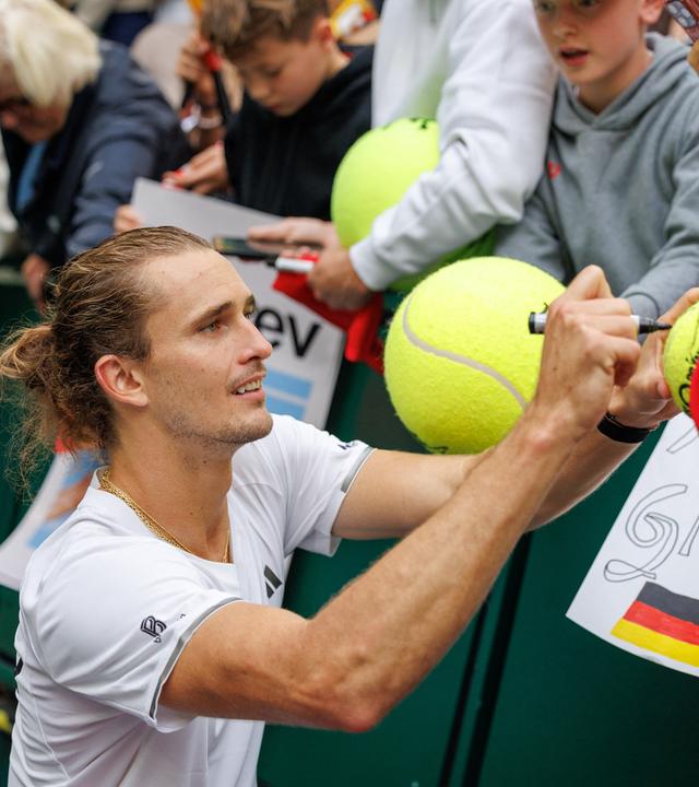 Alexander Zverev (Deutschland) gibt Autogramme nach seinem Sieg gegen Dodig (Kroatien) am 19.09.2026 in Halle.