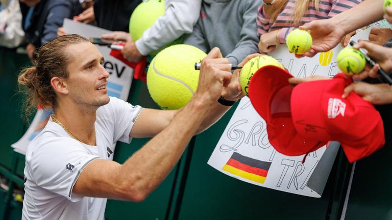 Alexander Zverev (Deutschland) gibt Autogramme nach seinem Sieg gegen Dodig (Kroatien) am 19.09.2026 in Halle.