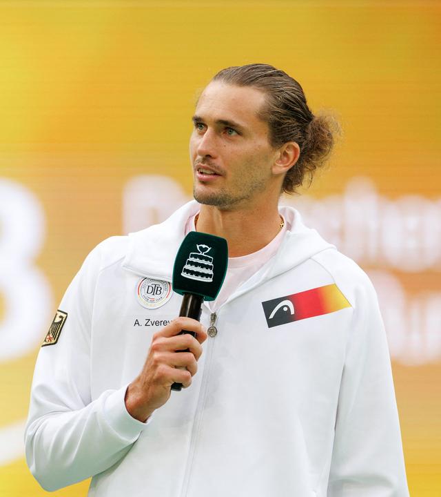 Alexander Zverev spricht in ein Mikrofon nach seiner Ehrung für seinen Sieg bei den US Open am 19.09.2026 in Halle.