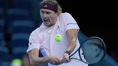 Alexander Zverev aus Deutschland schlägt den Ball zurück zu Shang Juncheng aus China während der zweiten Runde des Herren-Einzels beim China Open Tennis-Turnier.