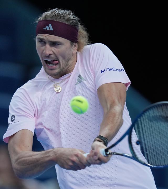 Alexander Zverev aus Deutschland schlägt den Ball zurück zu Shang Juncheng aus China während der zweiten Runde des Herren-Einzels beim China Open Tennis-Turnier.