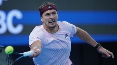 Deutschlands Alexander Zverev spielt im Herren-Einzel-Viertelfinale der China Open einen Ball gegen Serbiens Novak Djokovic zurück.